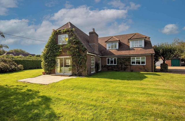 Secluded rural retreat, close to beach - sleeps 12