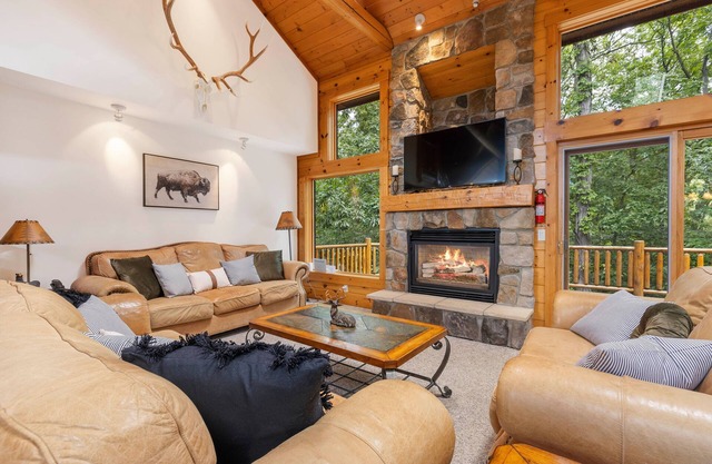 Secluded Spacious Cabin | Private Hot Tub | Large Bedrms | Huge Deck & Screen Rm