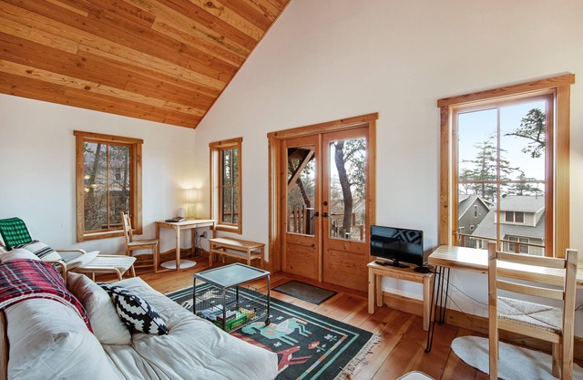 Secluded & stylish eco love nest right in town - perfect for work & play
