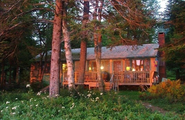 Retiro al atardecer aislado en la bahía de Penobscot