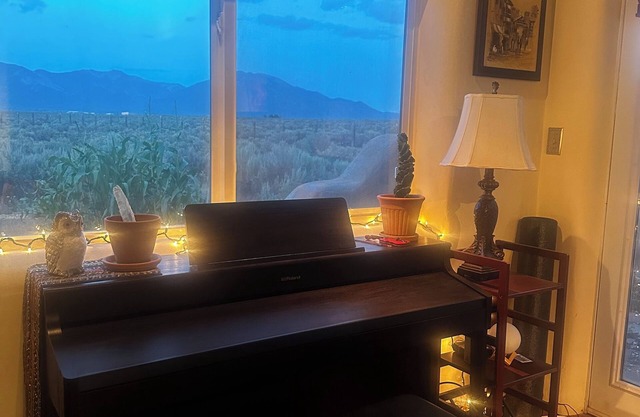 Secluded Taos Sanctuary – Stunning Views, Hot Tub & Fireplace