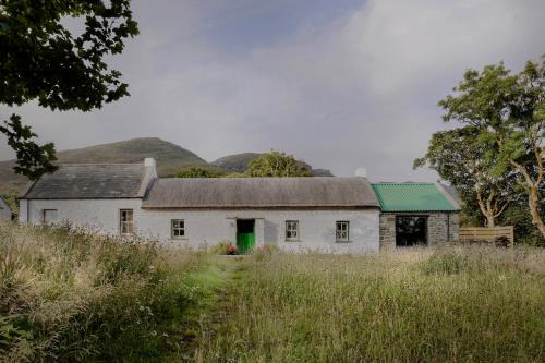 Secluded Thatched Cottage, near beaches & hill walking