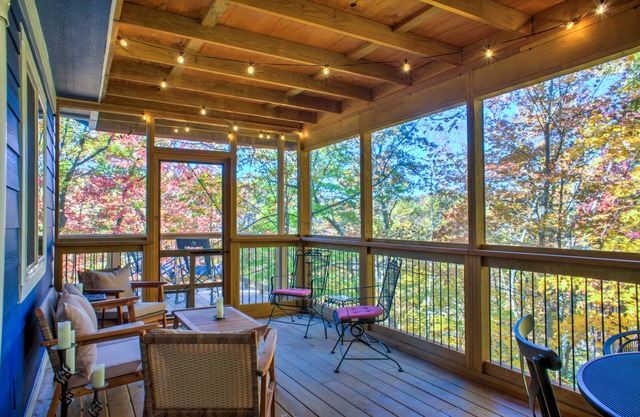 Secluded Treehouse w/ Hot Tub + Biltmore Pass | Pet-Friendly Forest Escape