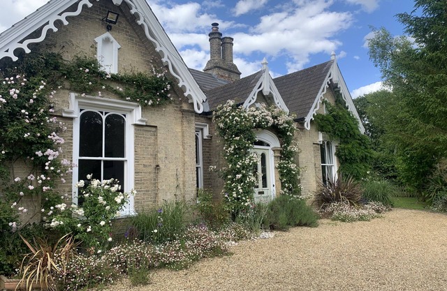 Secluded Victorian Gothic Cottage, pretty,garden, modern comforts. Beach 20 mins