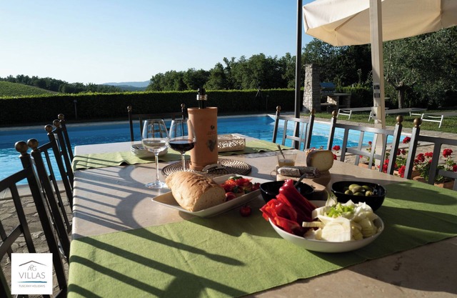 villa independiente con piscina privada y pista de tenis