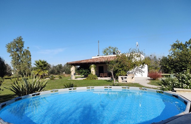 Villa aislada con piscina sin compartir (junio-septiembre) rodeada de un acre de olivos