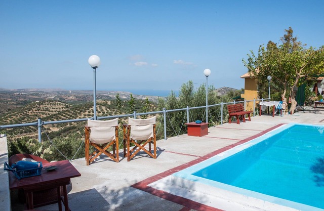 Villa aislada con piscina privada y vistas panorámicas.