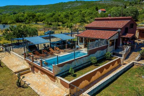 Secluded villa with a private pool near Split and Sibenik