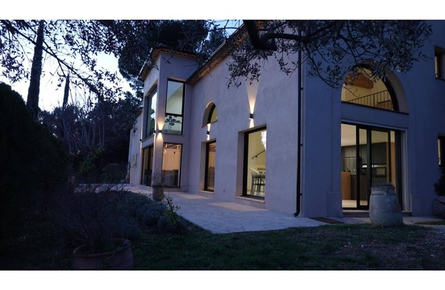 Secluded villa with AC, heated pool and views of vineyards and sea