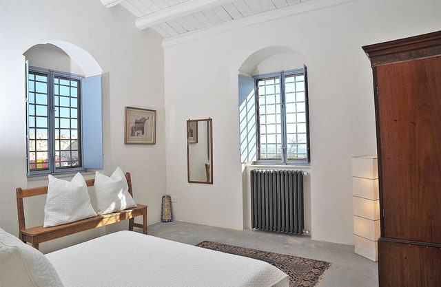 Villa aislada con una gran piscina y espectaculares vistas de 180 grados al mar.
