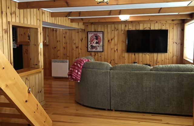 Secluded Washademoak lakefront cove log cabin
