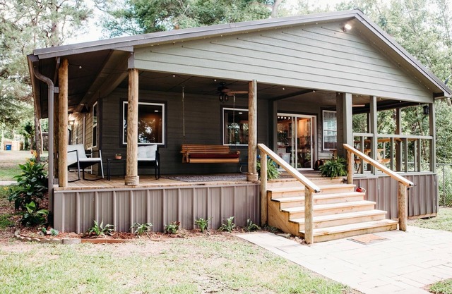 Secluded WATERFRONT CABIN with wifi, private dock with boat lift and courtyard
