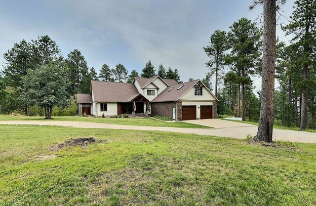 Secluded Wildlife Haven close to Spearfish and Deadwood with Hot Tub and Garage.