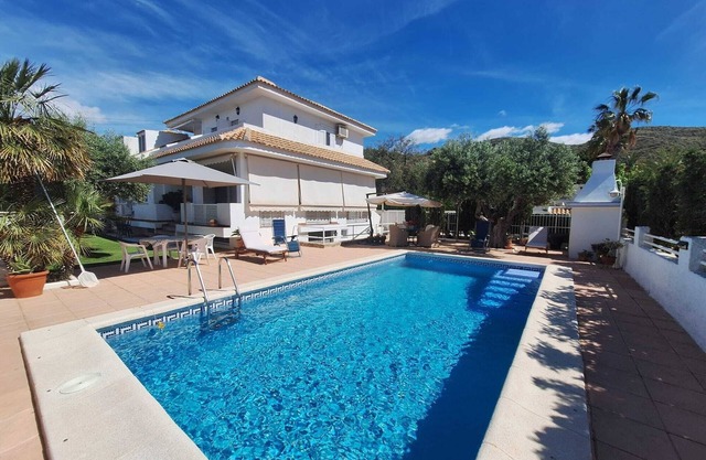 Apartamento primera planta con piscina, a 2 minutos de la playa.