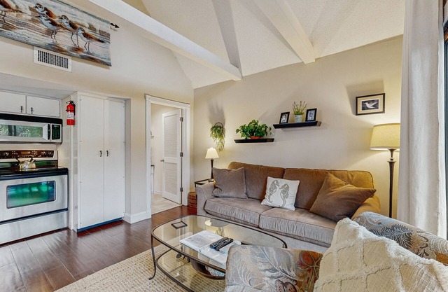 Esta villa del segundo piso tiene excelentes vistas a la laguna y está a solo unos pasos de la playa.