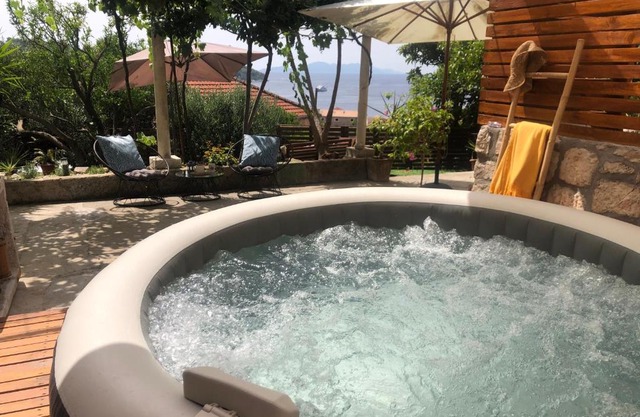 SECRET PARADISE-Holiday home with hot tub and BBQ