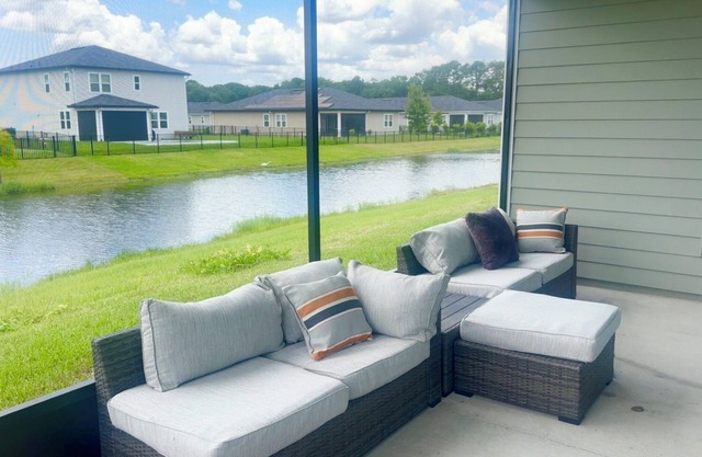 Secure and Charming 3-bedroom house with AC, WiFi near Jacksonville airport