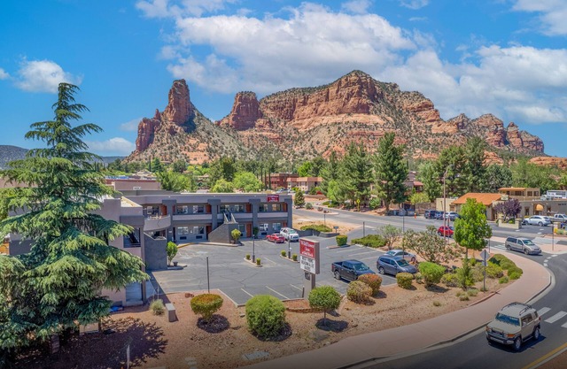Sedona King Suite with Kitchenette & Stunning Bell Rock Views