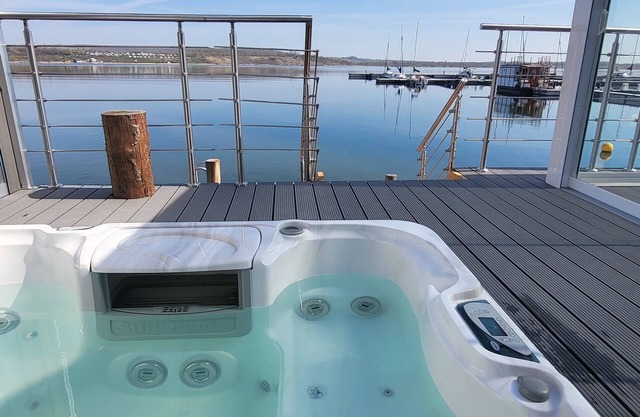 Seehaus Pippa with sauna and whirlpool right on the lake