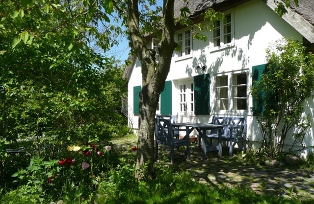 Seerose, vacation apartment with view and exit into huge garden, wildly romantic