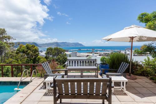 SEIA Dream offers stunning ocean views, sunny living spaces, plunge pool and terraces perfect for relaxing, Walk to Simons Town, Seaforth Beach, Boulders Beach penguins, high speed internet, smart TV and back up solar, ideal for families or remote work