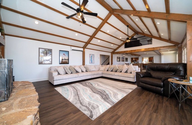 Selah Lodge! Gorgeous Lakefront lodge on 170 Acres with 6 Bedrooms