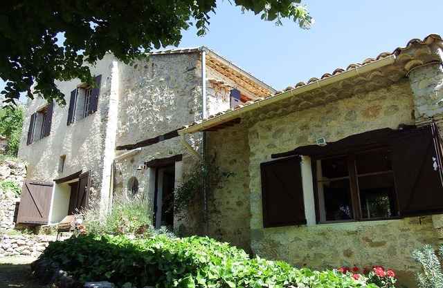 planta baja independiente en casa de campo provenzal en prado privado