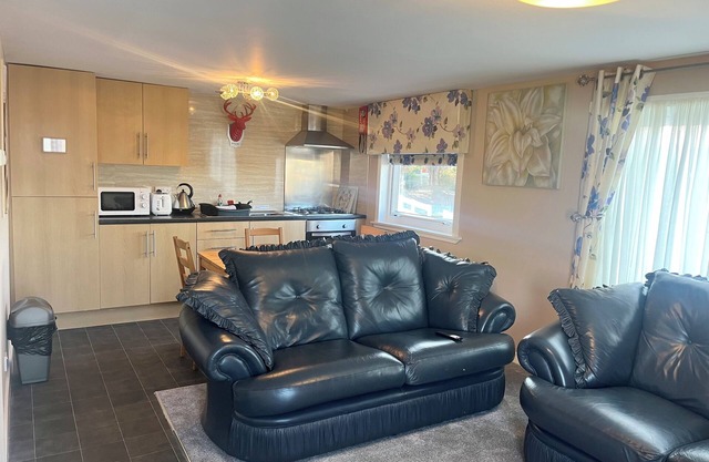 Self-catering 3 bedroom chalet 5 miles from Glasgow city centre!