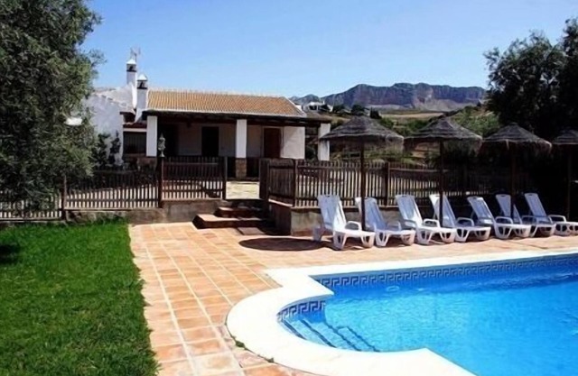 Casa rural al sur del parque natural "El Torcal" con pisicina privada + WIFI