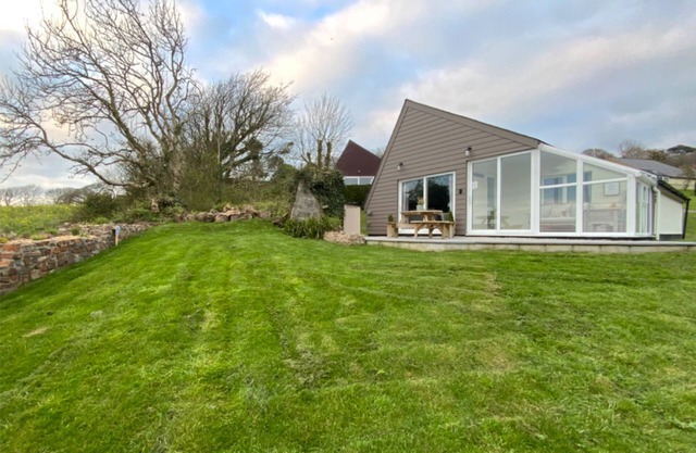 2 Bed lodge with amazing rural, sunset and distant sea views, free pool access