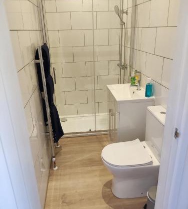 Self Check-in Micro Studio for max 2 guests in Central location RG4 with your own Kitchenette Bathroom Parking and Shared Garden