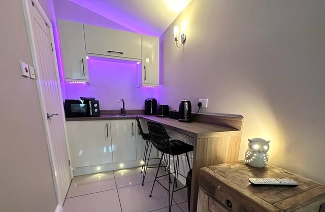 self contained annex in quiet Northenden location 6 mins from Manchester airport