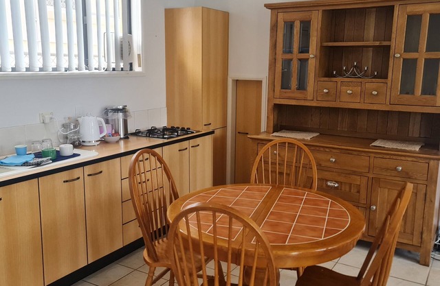 Self contained bayside unit close to waterfront, markets and Wynnum & Manly CBD