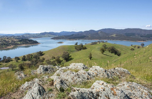 Self Contained Bonnie Doon Accommodation Farmstay on Lake Eildon near Mansfield