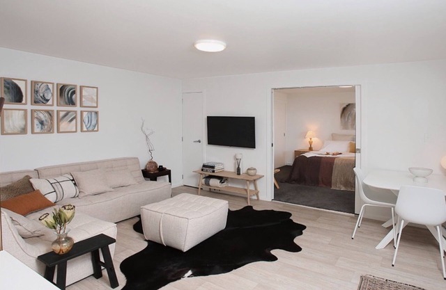 Self-contained luxury apartment just 5 mins walk to Matakana Village!
