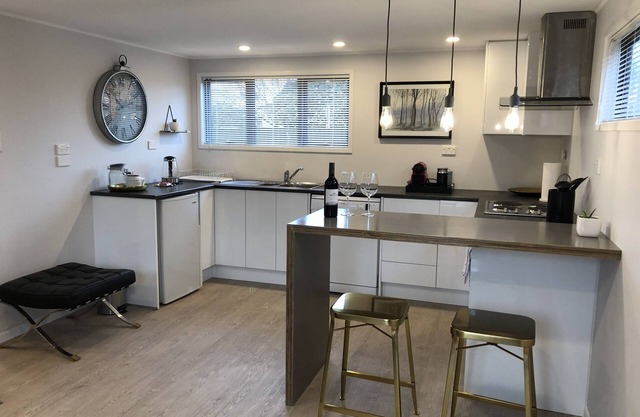 Self contained Studio walking distance to Mission Estate