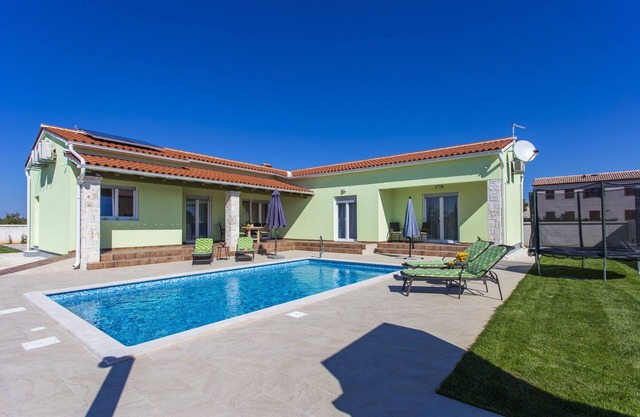 Villa independiente en campo con piscina privada