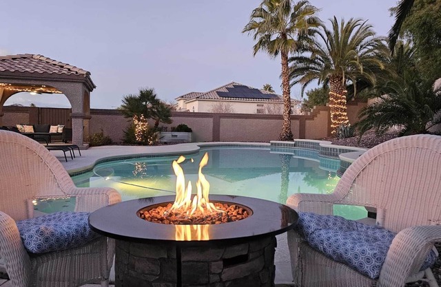 LUXURY HOUSE, 5 Bedroom, GIANT Pool, 1/4 Acre, 65-85" TV, 500mbpWIFI