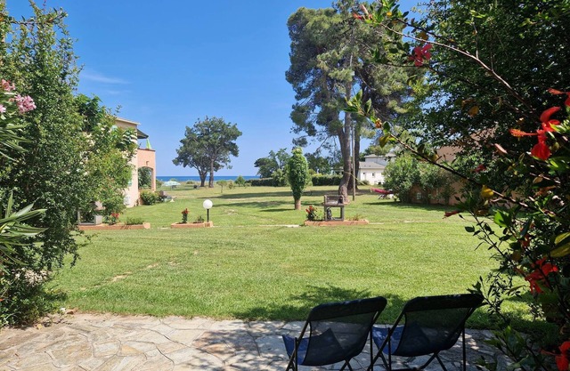 Semi-detached house T3, sleeps 4 to 6, sea view.