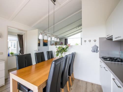 Semi-detached house near Noord-Beveland Beach, cleaning included