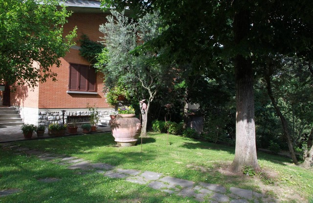 La mitad de la casa con piscina comunitaria y jardín.