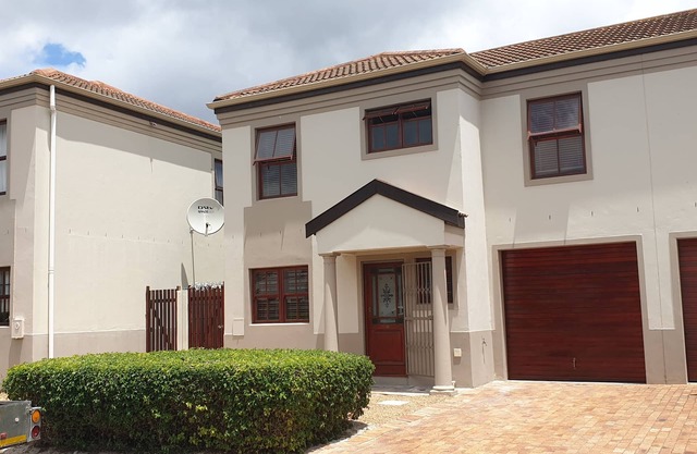 Semi-detached Town House with 3 bedrooms, 2.5 bathrooms, lounge and patio