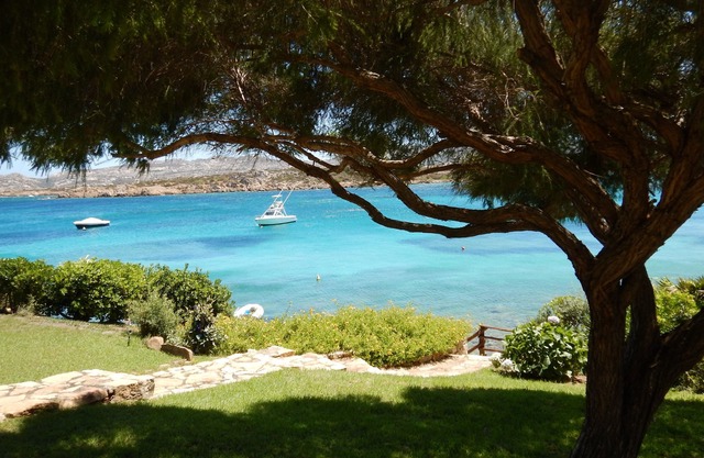 Semi-detached villa sleeping up to 12 people and private access to the sea