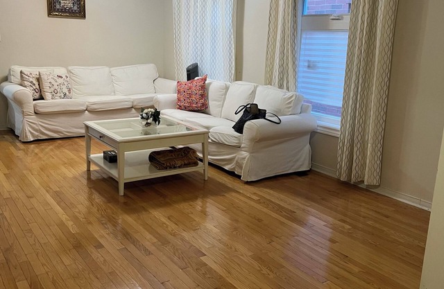 Semi house 3bedroom upstairs 2 bathroom One bedroom bathroom in the basement