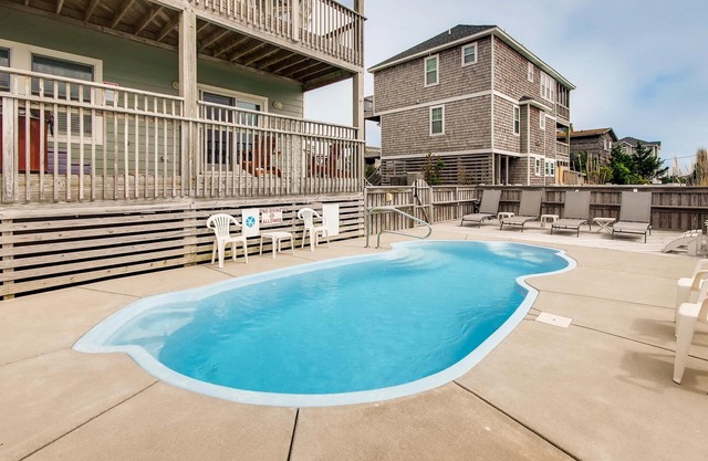 ¡Camina a la playa! Semi-Oceanfront, Waves w / Pool, Jacuzzi, Sala de juegos, Ascensor de equipaje