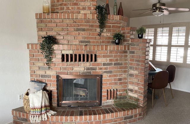 ☀️Seneca🌵4-bedroom house with fireplace, backyard, 5 star cleaning, jacuzzi tub
