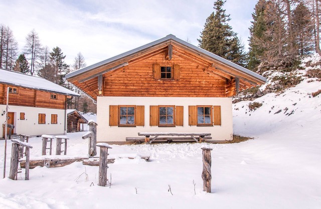 "Sennhütte" quietly situated alpine hut in Obertauern with Swiss stone pine sauna