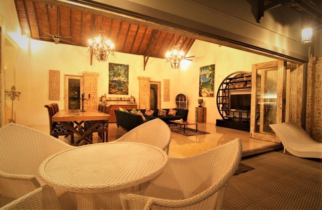 SENSATIONAL VILLA 2 BEACHSIDE