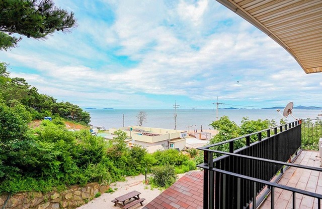 Seokmodo Beach White House Pension