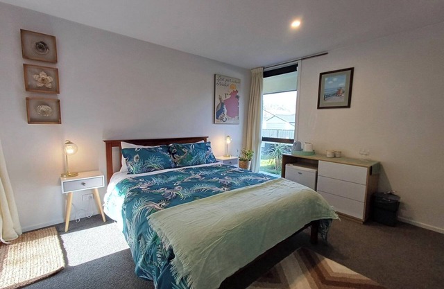 Separate access bedroom + ensuite in Pisa Moorings 300m from lake/Dunstan Trail